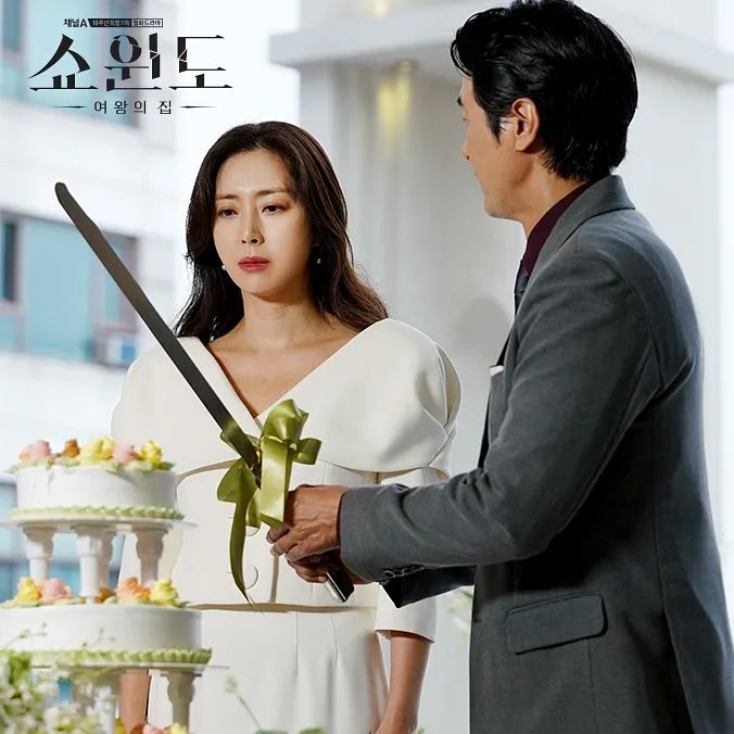 mongnoonaa's tweet photo. #ShowWindowEp5 - still cut
Seon Joo attends her husband inauguration with a stiff expression of betrayal.
#SongYoonAh #송윤아
#LeeSungJae #JeonSoMin
#ShowWindow #쇼윈도 https://t.co/rWukTTIGSg
