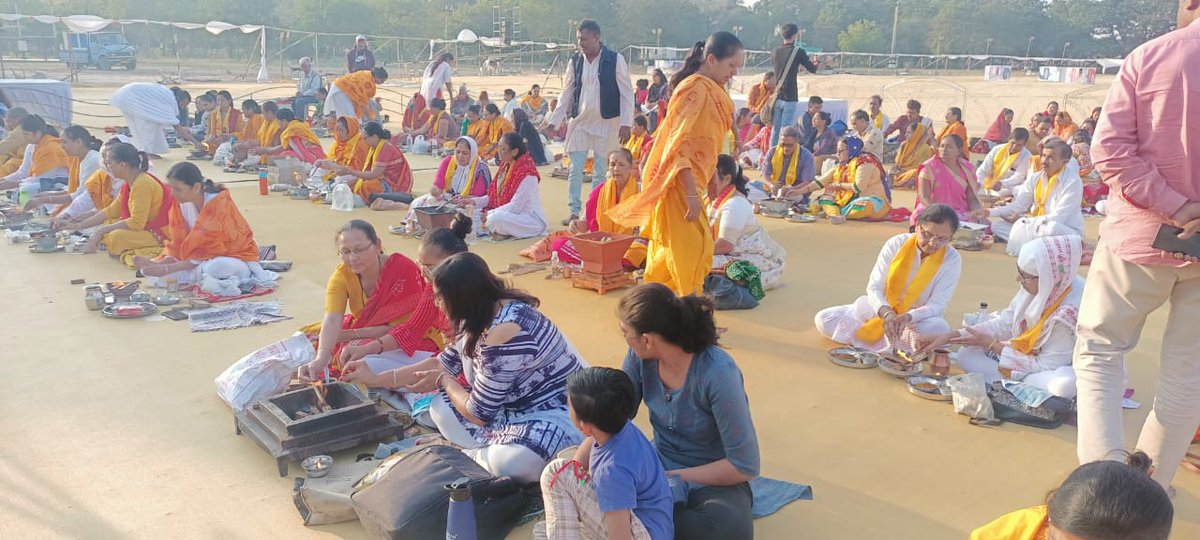 Sheeshpal_Yog's tweet photo. आज रोज पतंजलि योग समिति द्वारा और पतंजलि योग पीठ हरिद्वार से आए पूज्य स्वामी यज्ञदेवजी की अध्यक्षता मे पतंजलि गुजरात राज्य यज्ञ प्रभारी श्रीमती नेहाबेन व्यास द्वारा जूनागढ़ जिलेमे *" ५१ कुंडी यज्ञ "* कार्यक्रम का आयोजित किया गया, https://t.co/ck6kYwW5Jp