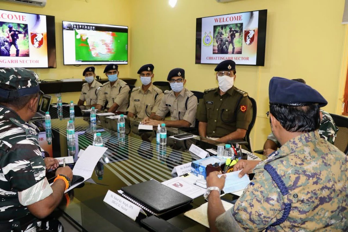 Briefed the newly recruited ACs of CISF who are on a familiarization tour to Chhattissgarh..
Happy to see  young and motivated Officers of CISF..
Shared the intricacies of Anti Naxal Operations of CRPF in CG..
<a href="/crpfindia/">🇮🇳CRPF🇮🇳</a> 
<a href="/CISFHQrs/">CISF</a> 
<a href="/HMOIndia/">गृहमंत्री कार्यालय, HMO India</a> 
<a href="/PMOIndia/">PMO India</a>
