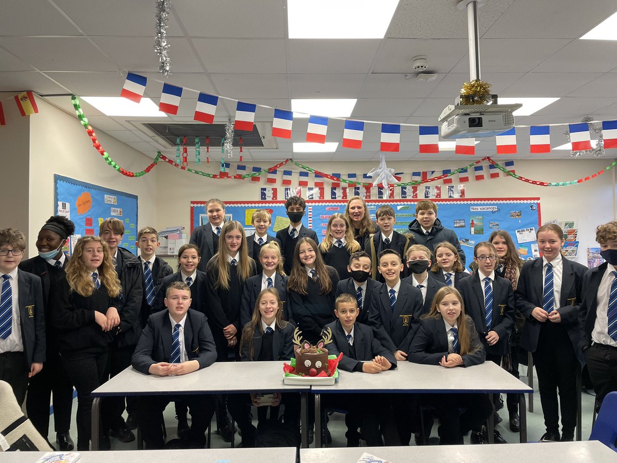 MFLWCSA1's tweet photo. Merry Christmas from 7B2 and Joyeux Noël/Feliz Navidad from all of us in MFL! https://t.co/J0O4g6Jcxc