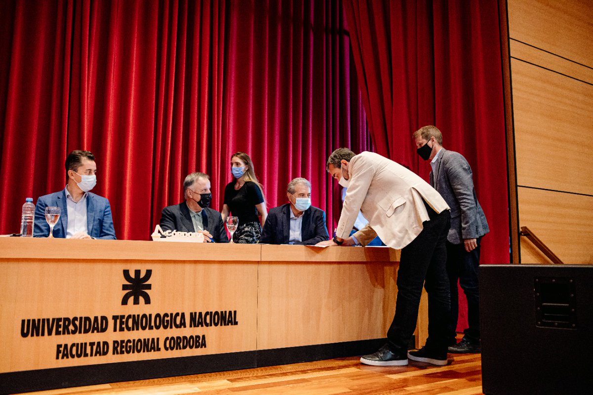 CordobaCluster's tweet photo. Actualizamos la firma del convenio del crédito del @BancodeCordoba junto a los #ClustersTIC del interior y la @CIIECCA para la continuidad de la línea especial de financiamiento🙌🏻

#SectorTIC #Software #Hardware #Córdoba #Industria #Tecnología #Tech https://t.co/mFRt85JvTM
