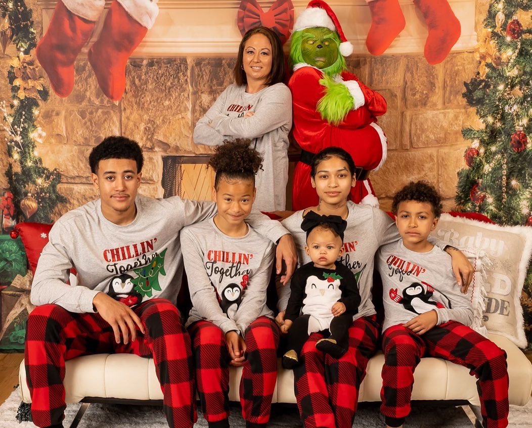 Lyhh76's tweet photo. My boys lol they were so over it before we got started lololol 😂😂😂 #HappyHolidays #Hester #Parrish #Elzy https://t.co/MClX1FzTcL