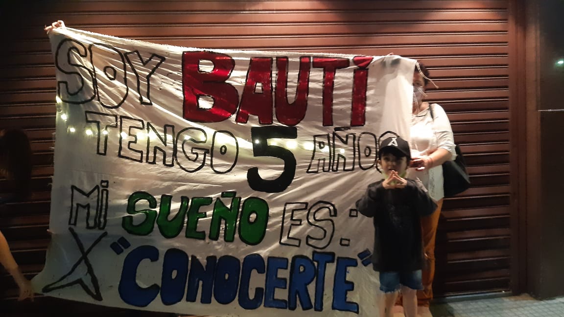 Florcarba's tweet photo. HIZO ESTA BANDERA PARA CAMILO BAUTI DE 5 AÑOS!!! AYER NO SE LA PUDIMOS DAR, POR FAVOR QUE VEA SU FOTO 🙏🙏🙏❤❤❤ @CamiloMusica @Montanerevaluna @montanertwiter @MauYRicky @stefroitmanok @Nicolesofiia https://t.co/7vfjOWFnbO