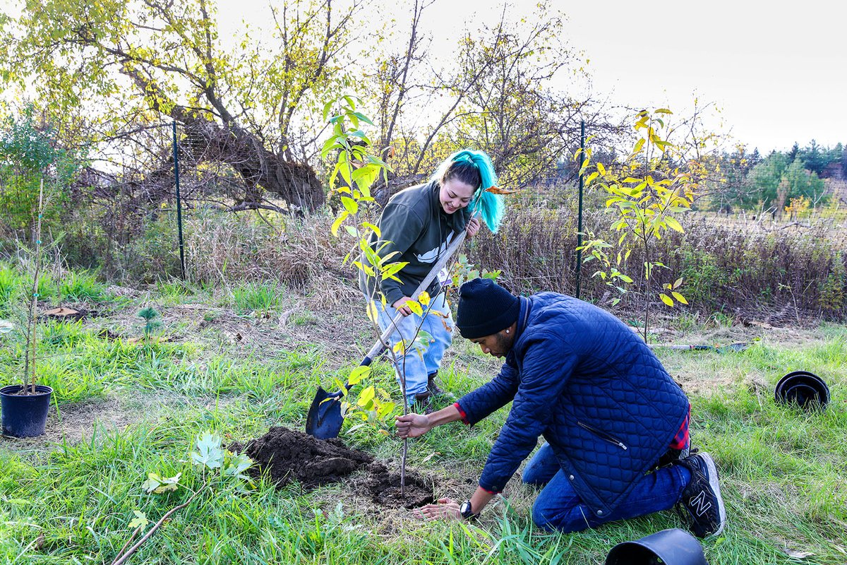 TreeCanada's tweet photo. Thank you to @feelbrzy for joining us on October 28th to plant trees in #Markham, #Ontario, in celebration of the 10th anniversary of #NationalTreeDay! BRZY is also supporting our #GrowCleanAir program by donating 10 cents for every bottle sold!
โก๏ธ https://t.co/xWF7wMswvH https://t.co/6W363ZnIt2