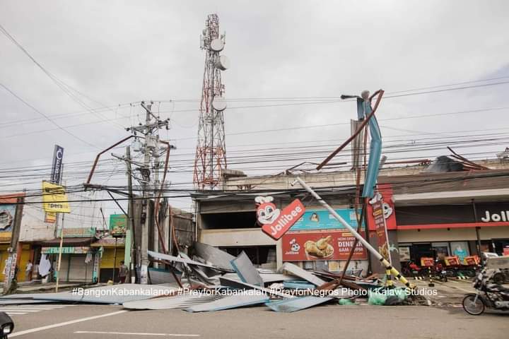 RonaletASS's tweet photo. BANGON Pilipinas!The typhoon ODETTE brings us a traumatic night before Christmas.I understand how painful this is😭especially for those who have been affected by the storm.We're going to rebuild! We will survive!Cheer up Pilipinas!💪❤CTTO:photo not mine
@manilacrypto1 @AxieElon https://t.co/QzhqfQUA40