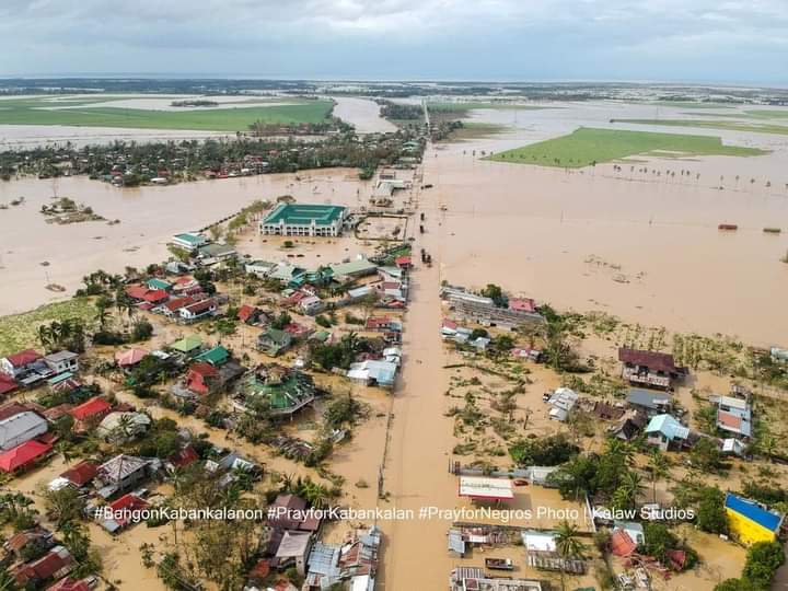 RonaletASS's tweet photo. BANGON Pilipinas!The typhoon ODETTE brings us a traumatic night before Christmas.I understand how painful this is😭especially for those who have been affected by the storm.We're going to rebuild! We will survive!Cheer up Pilipinas!💪❤CTTO:photo not mine
@manilacrypto1 @AxieElon https://t.co/QzhqfQUA40