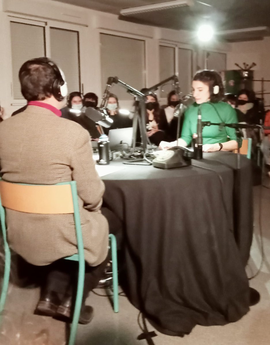 CdiCite's tweet photo. Une belle découverte avec le spectacle radiophonique "chroniques martiennes" de la compagnie "le Théâtre dans la forêt". 
Les élèves de 2nde 1, 2, 4 et 5 ont pu s'immerger dans la SF avec ce spectacle "ovni" et (re)découvrir l'univers créé par Ray Bradbury. https://t.co/GkVoaWhuPD
