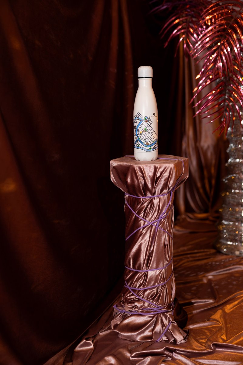 Ben jij op zoek naar 't perfecte Schiedamse kerstcadeau?
De D-Bottle schiedam is 'n écht uniek geschenk!
Alle bijzondere plekjes staan op deze duurzame D-Bottle, zo onder handbereik met plattegrond.
Deze D-Bottle is te koop bij ons in het I-Punt in de Waag, voor €21,95