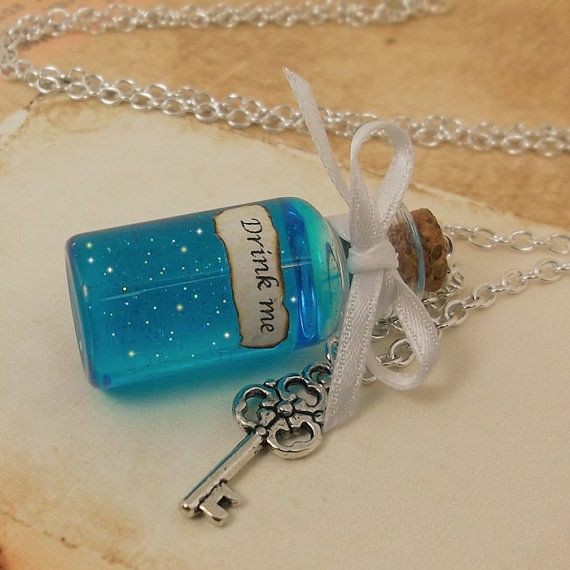xielian_loveu's tweet photo. внимательно прослушав Вы вновь  взглянули на все четыре книги с талисманами ✨ начинается Ваше второе задание. 

– чтобы оказаться около талисмана, Вам следует выбрать один необходимый для Вас кулон и держа его в руке, выпить немного этого зелья. https://t.co/F90JhYN7N9