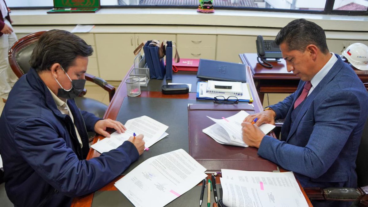 AMEcuador's tweet photo. #AMEgestiona | Se suscribió el convenio específico de "Cooperación Técnica entre la @AMEcuador y la @AlcaldiadeBalao." Para lo que, el presidente de AME, @Franklin_GalaG y el alcalde del cantón, Jonnatan Molina, firman en representación de las entidades. https://t.co/WCUJJ0mKDd