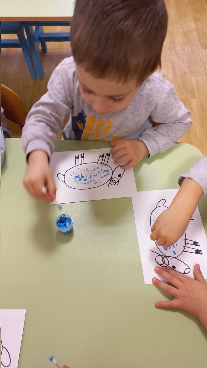 Воспитанники 2 младшей группы "Медуницы" всю неделю узнавали новое о домашних животных. В технике нетрадиционного рисования "тычком" изобразили котёнка, ватными палочками - колечки для барашка, сделали аппликацию собаки, а способом барельефной лепки - забавного поросёнка.