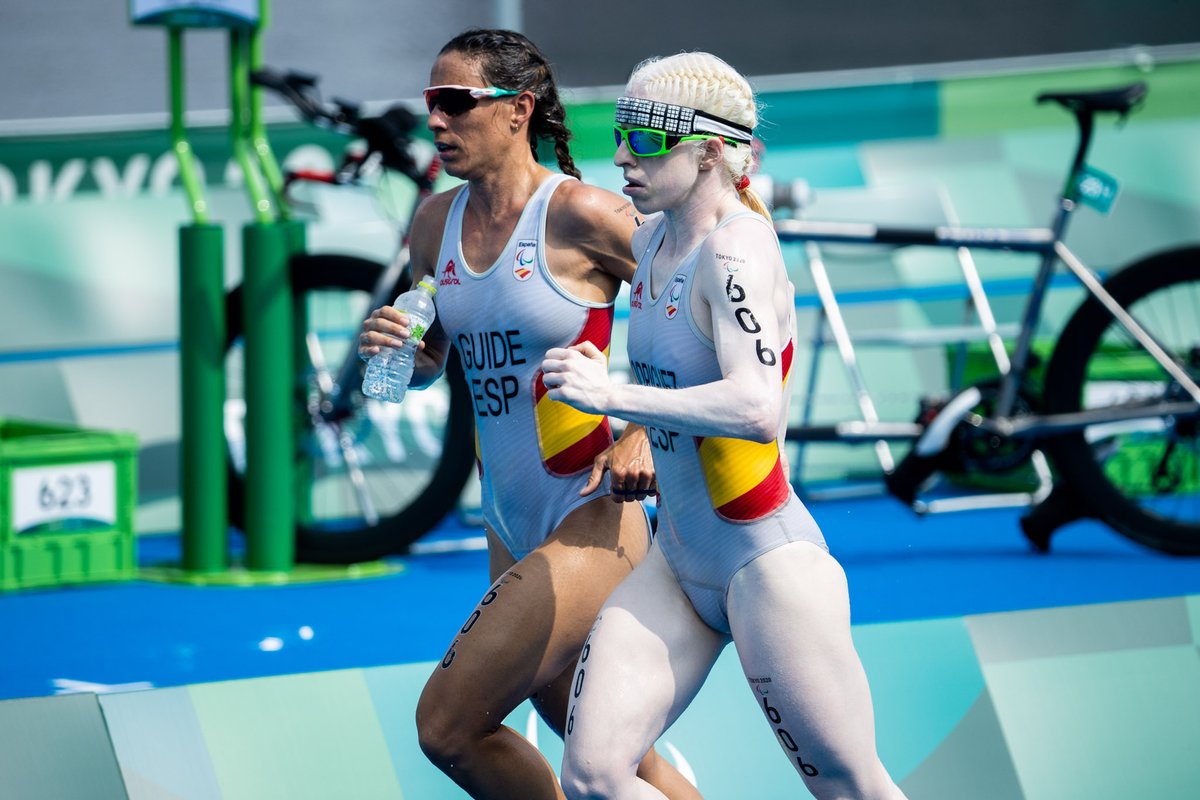 Paralimpicos's tweet photo. 📸 GRANDES MOMENTOS DE 2021 📸
Nueva campeona paralímpica para España 🇪🇸 
@SuRGAcio se hacía con el trono, junto a su guía @saralm33, en la modalidad de triatlón.
Tras ser campeona de Europa y del mundo, conseguía el oro 🥇 que le faltaba.
#GestasParalimpicos2021 https://t.co/N9Eol65Nnb
