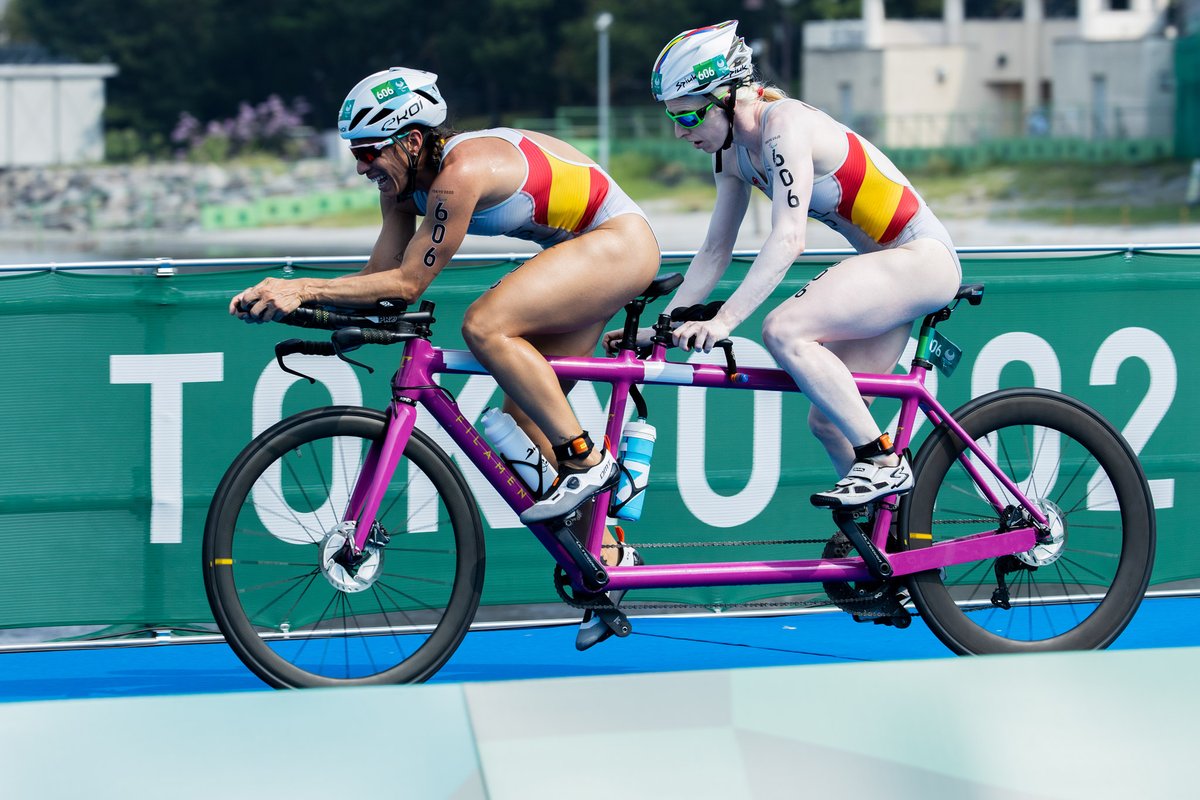 Paralimpicos's tweet photo. 📸 GRANDES MOMENTOS DE 2021 📸
Nueva campeona paralímpica para España 🇪🇸 
@SuRGAcio se hacía con el trono, junto a su guía @saralm33, en la modalidad de triatlón.
Tras ser campeona de Europa y del mundo, conseguía el oro 🥇 que le faltaba.
#GestasParalimpicos2021 https://t.co/N9Eol65Nnb