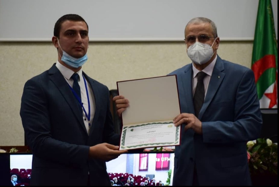 Benziane_DZ's tweet photo. في اطار الرؤية والاستراتيجية الجديدة القاضية بتكريم التفوق والتميز والابتكار، التي اصبحت سنة وتقليدا راسخا، ونزلت منزلة التنفيذ الفعلي، قمت بتكريم الأساتذة الذين تحصلوا على جائزة البحث العلمي لعام 2020 المقدمة من طرف منظمة الدول العربية المصدرة للبترول (#أوابك). https://t.co/zj64vN9Q09