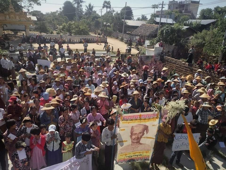 ActivistLittle's tweet photo. Anti-coup revolutionary strike in Sagaing's Tabayin Tsp is so powerful. 🪧

#Dec17Coup #ASEAN_StandWithJustice #WhatsHappeningInMyanmar https://t.co/8uU3FDpn5O