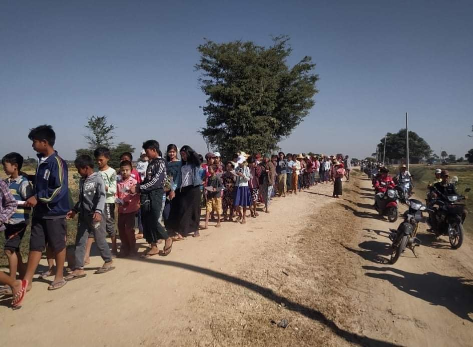 ActivistLittle's tweet photo. Anti-coup revolutionary strike in Sagaing's Tabayin Tsp is so powerful. 🪧

#Dec17Coup #ASEAN_StandWithJustice #WhatsHappeningInMyanmar https://t.co/8uU3FDpn5O