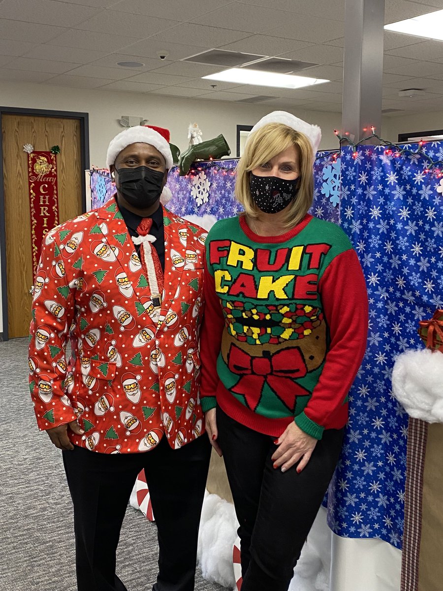 3Theisen's tweet photo. HDIS Detroit Holiday Cheer! Thanks Charles and Lisa for celebrating with us! ⁦@KammieGio⁩ ⁦@lisa_looker⁩ ⁦@creasonovathd⁩ https://t.co/QkDzsuHWqr