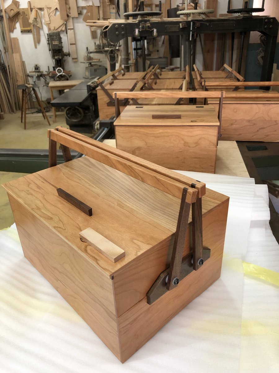 RedHouse_F's tweet photo. いつもお世話になっております、リゾートホテルグループ様からのご注文。
コロナ対策として、ルームサービス用のBOXの出荷、約半年お待たせしております。
このデザインはレッドハウスファニチャーオリジナルモデル。
一般への販売も可能です
#ルームサービス
#キャンプ
#岡持 https://t.co/bgoNkAjqAF