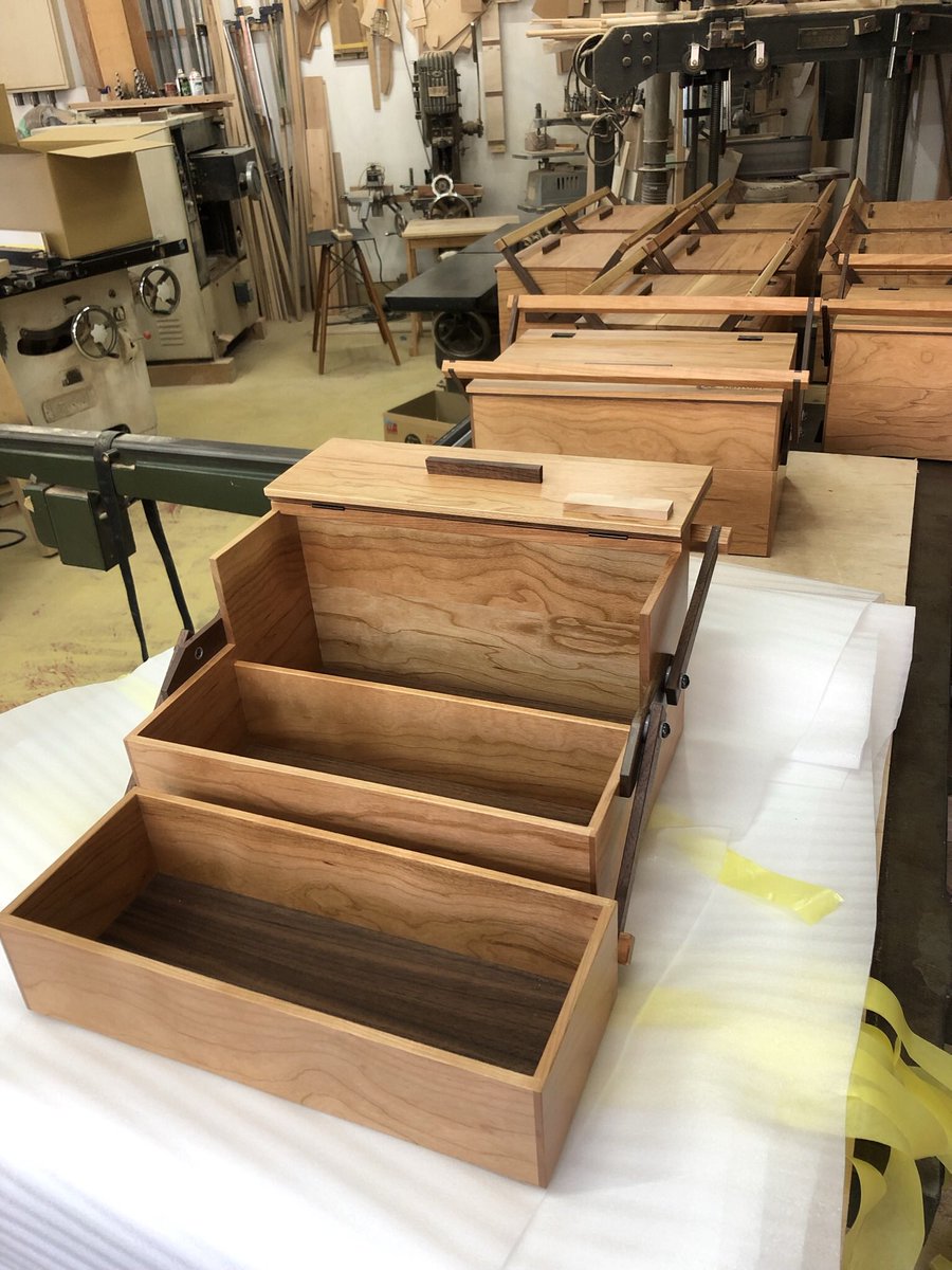 RedHouse_F's tweet photo. いつもお世話になっております、リゾートホテルグループ様からのご注文。
コロナ対策として、ルームサービス用のBOXの出荷、約半年お待たせしております。
このデザインはレッドハウスファニチャーオリジナルモデル。
一般への販売も可能です
#ルームサービス
#キャンプ
#岡持 https://t.co/bgoNkAjqAF