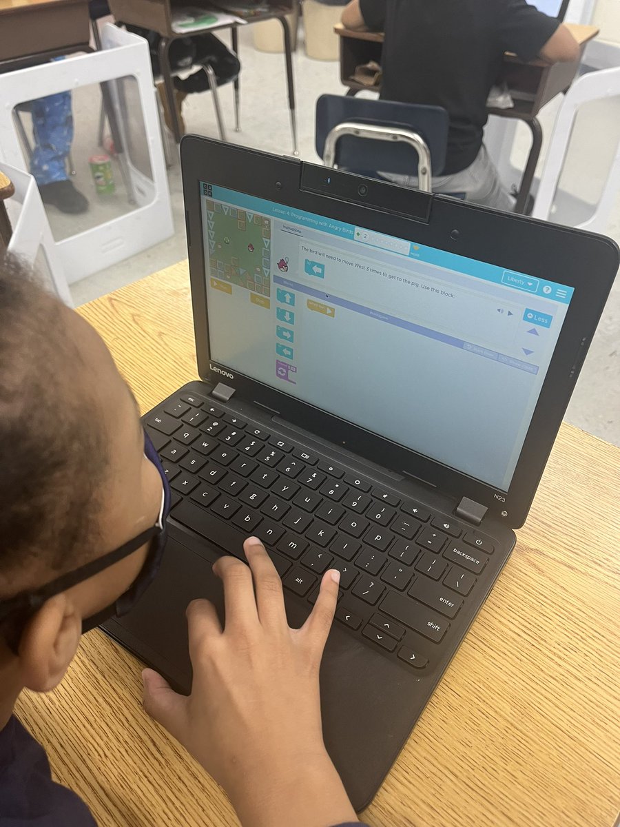 RHilliard17's tweet photo. Coding for Christmas ohhh what fun!!!  Students were really focused as they solved the problems. #coding @EMRollinsSTEAM1 https://t.co/J2mUYjuldw