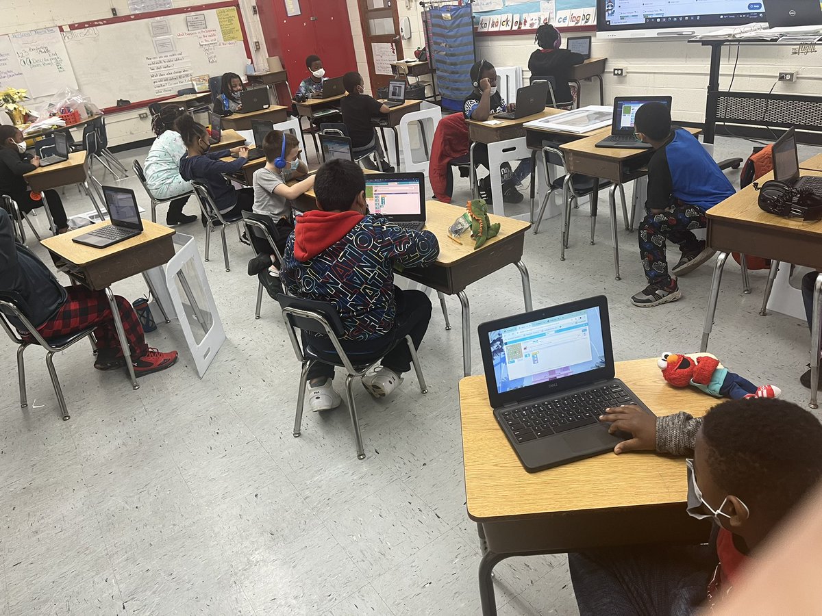 RHilliard17's tweet photo. Coding for Christmas ohhh what fun!!!  Students were really focused as they solved the problems. #coding @EMRollinsSTEAM1 https://t.co/J2mUYjuldw