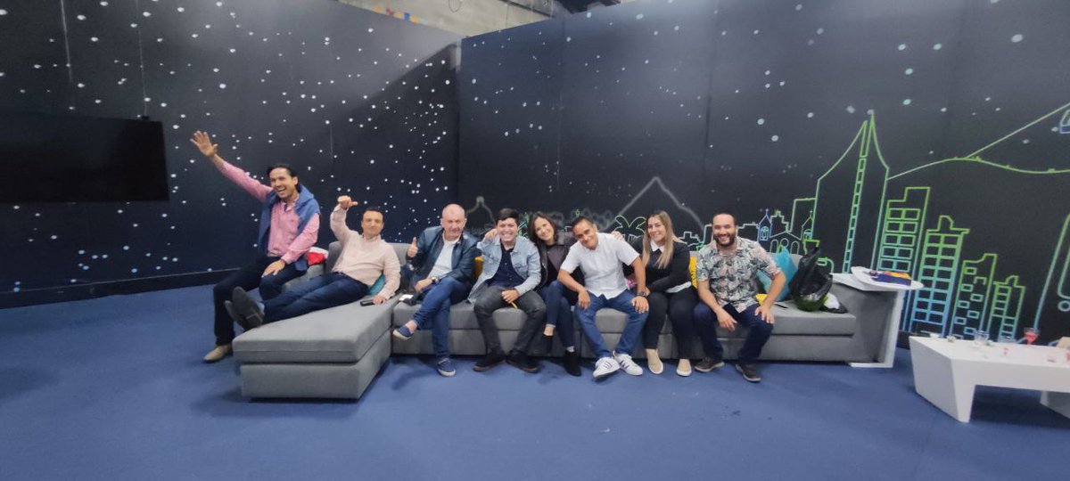 Jccaperiodista's tweet photo. Equipazo!!! Terminamos así nuestra Primera Temporada #DeManeraSingular en @Teleantioquia con @AramburoFelipe @mariaapuyo @CanecaHumor @juanbenjumea13 @caromayah https://t.co/vxaeFTsYN3