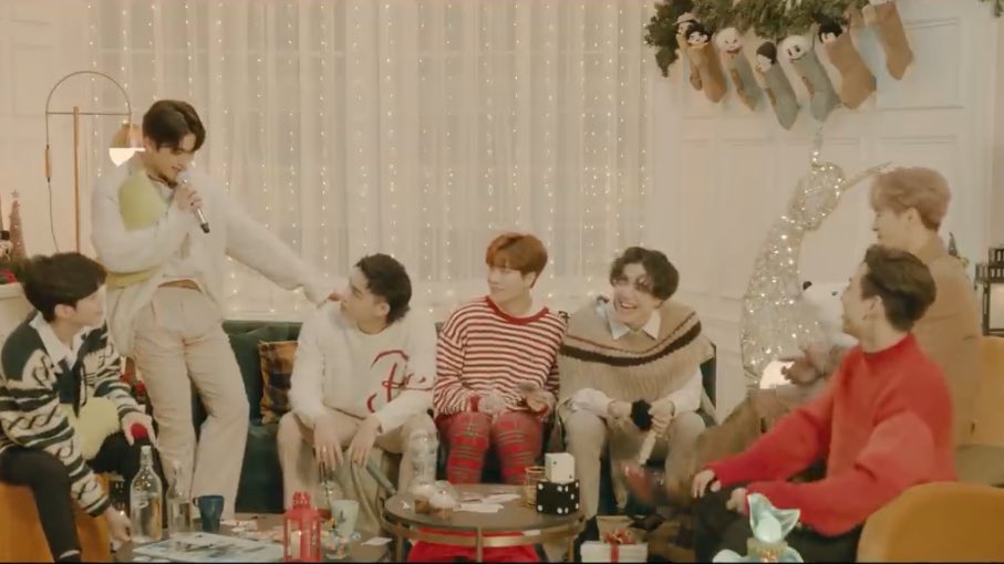 jinyounies's tweet photo. “home party look to enjoy at home with GOT7 members” 😭🎄

#Yugyeom @yugyeom https://t.co/1QKM1Or1wV