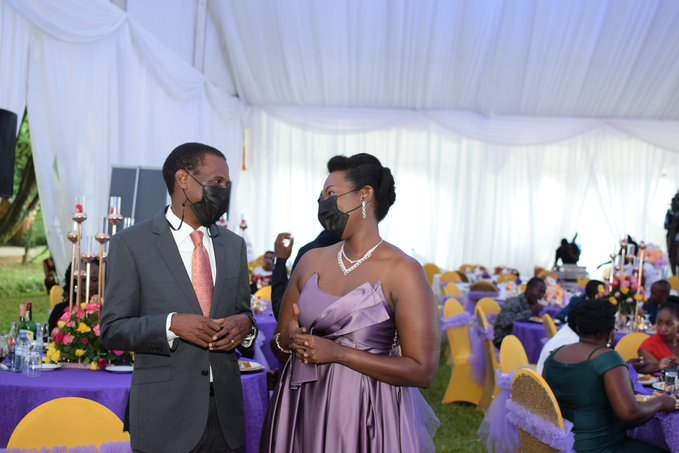 CreativeThinkT3's tweet photo. #BMTLAt5 Targeting purpose #ULSHouse The team is connected to a greater purpose and the members understand whom they serve and why that matters. This is what makes a #GreatTeam Beautiful moments at the #LawyersBall21 https://t.co/xxIv2IGpyG