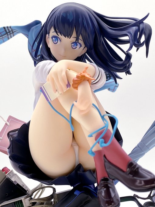 う～んTV放送では鉄壁の太ももに隠されていた
六花ちゃんのおパンツを公式で拝めるのはフィギュアだけ!
よく見るとサイドからもチラパンしているのは
僕じゃなきゃ見逃しちゃう案件ですね(*'ω`*) 