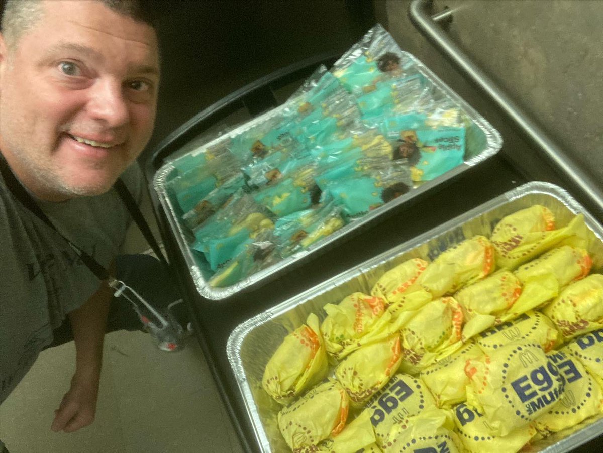 A huge shout out the the Grahams owners of the local McDonalds for providing a breakfast treat for all of our staff today !
#mcdonalds 
#12daysofchristmas <a href="/JohnJarmato/">John Armato</a> <a href="/PSDRODRIGUEZ/">Stephen Rodriguez</a>
