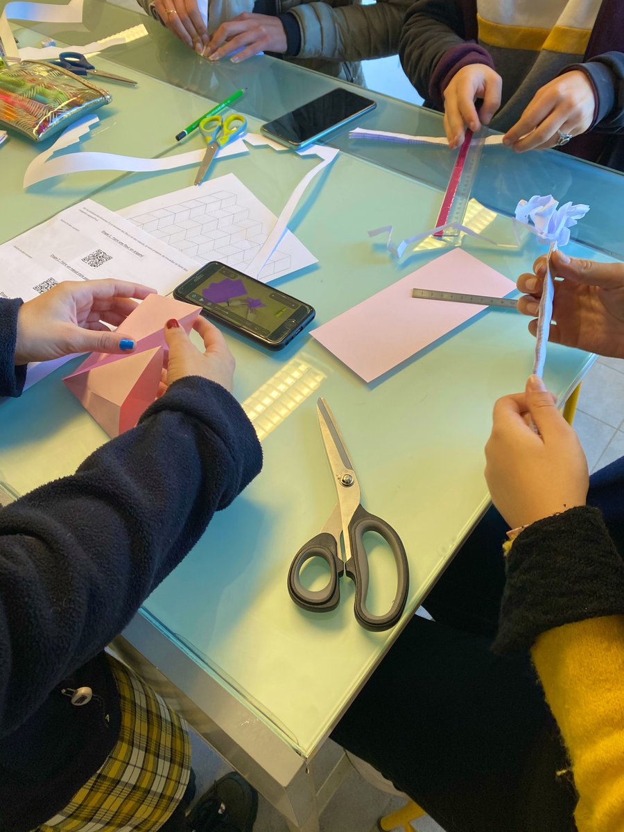 Très beau travail des élèves du Lycée Pro les Coteaux mêlant origami et vêtement suite à l'intervention de notre collègue mathématicien Laurent Monasse dans le cadre d'un projet #Maths du laboratoire #LJAD de la #CordéeDeLaReussite #UCA #Nice06 #Cannes