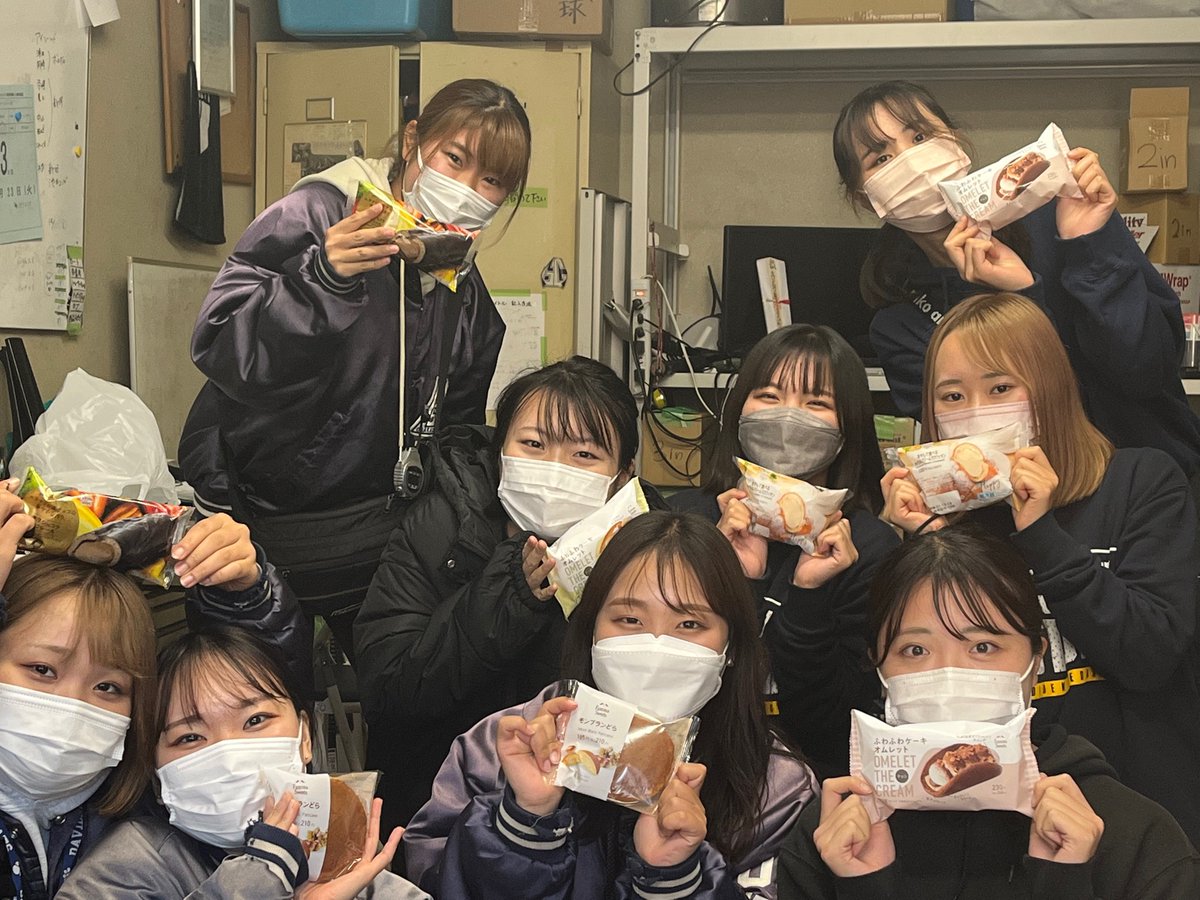 【差し入れ紹介】
OGの堀様よりスイーツの差し入れをいただきました🍰🍩

練習後に甘いものを食べて、疲れが一気に吹き飛びました！

ありがとうございました。