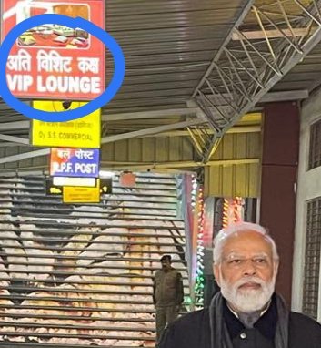 ankiBhadouria's tweet photo. @RailwaySeva @PiyushGoyal @aajtak @CNBC @BBCIndia 
Modi ji ko photo lene ke pehle Hindi correct karwana chahiye. https://t.co/ZjdL9jhjt6