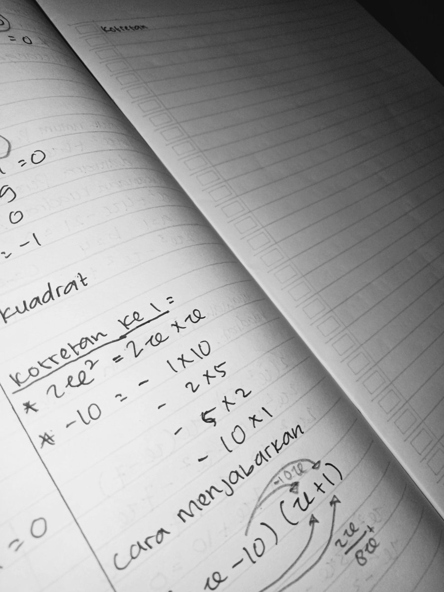 kmlstudy's tweet image. ◜171221◞ 
✐ this is the first post of my study xixi. malam ini aku lagi mau finish in catatan matematika sama ipa yg blm lengkap, ini blm selesai aku lagi istirahat dulu, pinggang ku sakit soalnya kelamaan duduk wkwk 😹