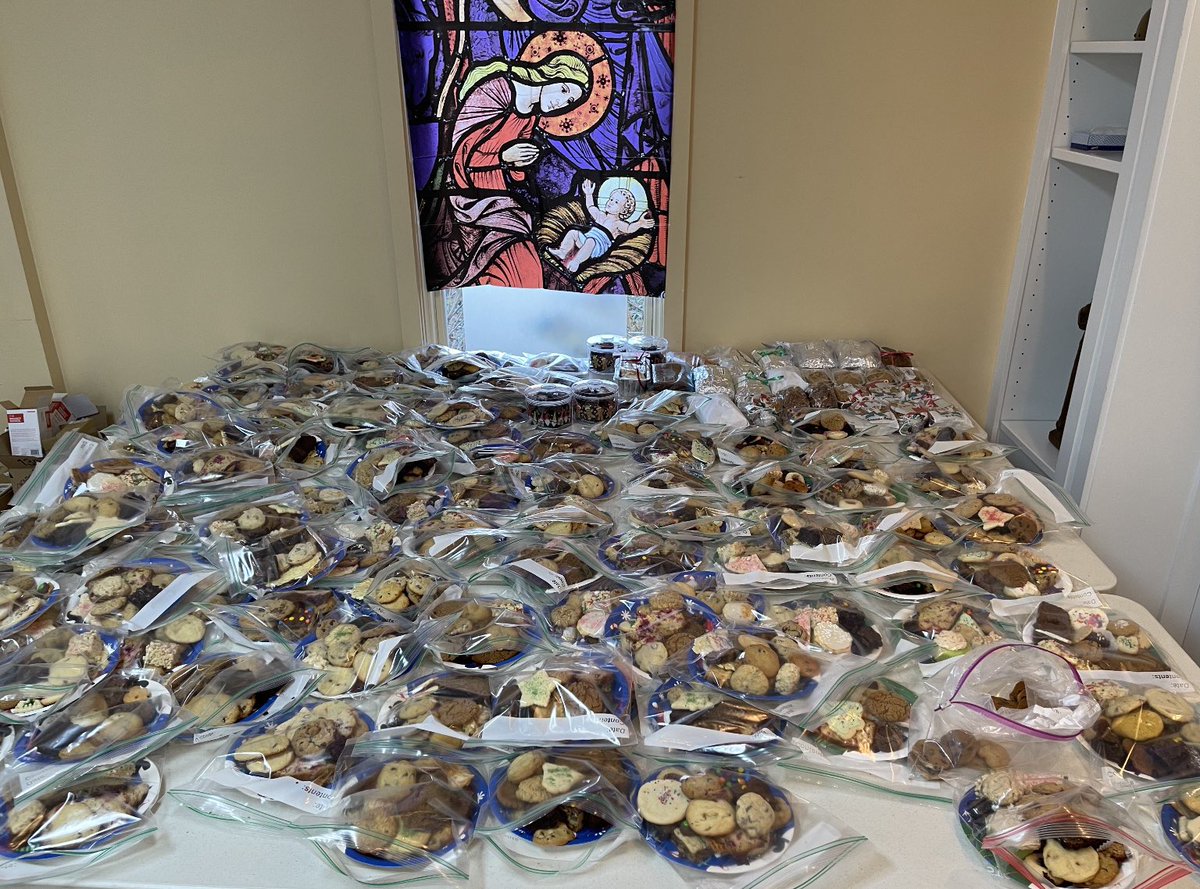 WarhillHigh's tweet photo. These pictures are from the WHS FBLA chapter doing community work at the food pantry for St. Olaf’s. The students put together Holiday deserts for families of the Williamsburg community. #PowerInThePride #WeAreWJCC https://t.co/xKQ6lS2p09