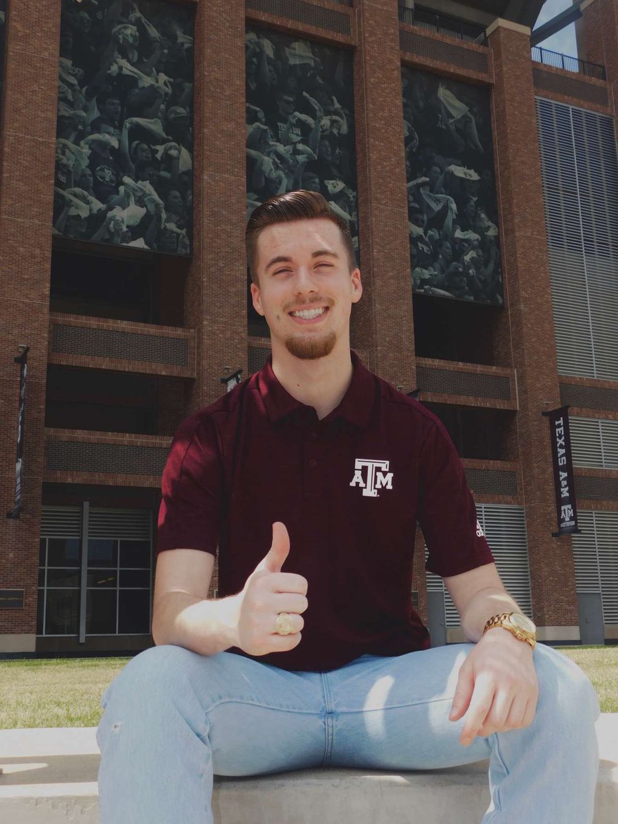 __antoinette___'s tweet photo. @Maquin4Quin #TAMUgrad proud of you!!!!! 🤍👍🏻 https://t.co/i3Wh4tFuO4