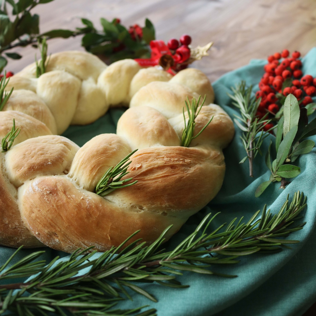 findrcpes's tweet photo. This holiday Bread Wreath makes an absolutely beautiful (and delicious) addition to your table!

#christmasrecipe #christmasfoodideas #holidayrecipes #holidayrecipe #winterrecipes #baking #bread #holiday #christmas2021 #christmasfood #christmasentertaining #christmasbrunch https://t.co/iVM5GcUYA3