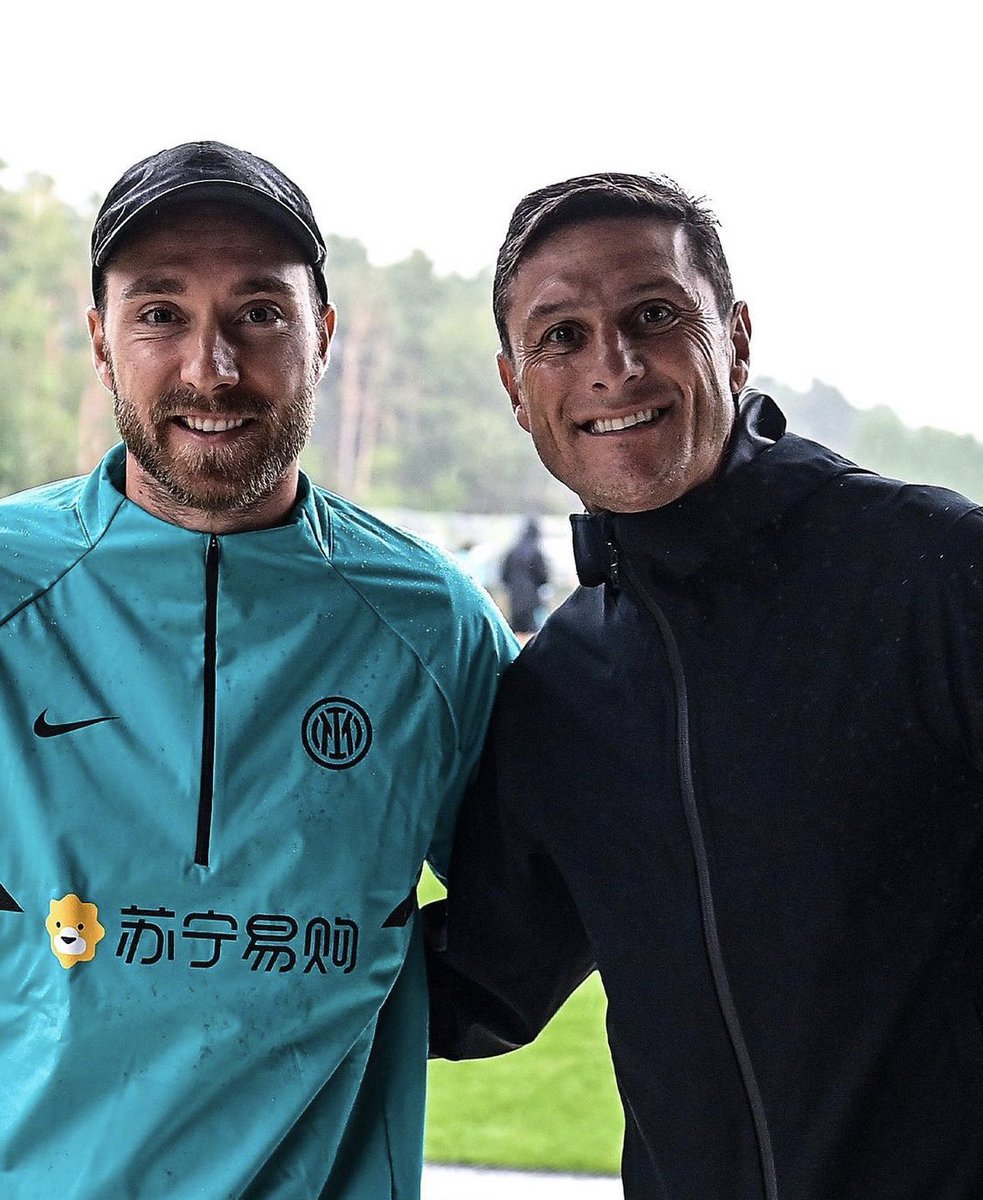 Il sorriso, l’eleganza, l’educazione, la classe. Il legame con l’Inter non avrà mai fine.

Sempre al fianco dello straordinario uomo, campione. La gioia più grande: riprendere in mano la tua carriera, la tua vita.

Buona fortuna e grazie, Chris.

Questa sarà sempre casa tua. 🖤💙