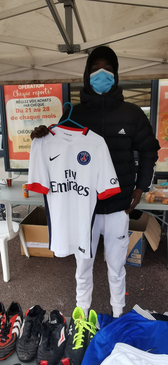 nabilvdr's tweet photo. 🔝➡️#FCVR football club est sur le marché à proximité de l'entrée Auchan, il propose des accessoires de Foot ⚽ maillot, jogging, chaussures de football à des prix bradés.
Merci à la jeunesse et éducateur 🙏 Lif Souu Thomas Samuel Gulvene Pharrel Jérémy Coutard et la Team. ⚽ https://t.co/5YVBQKLXCO