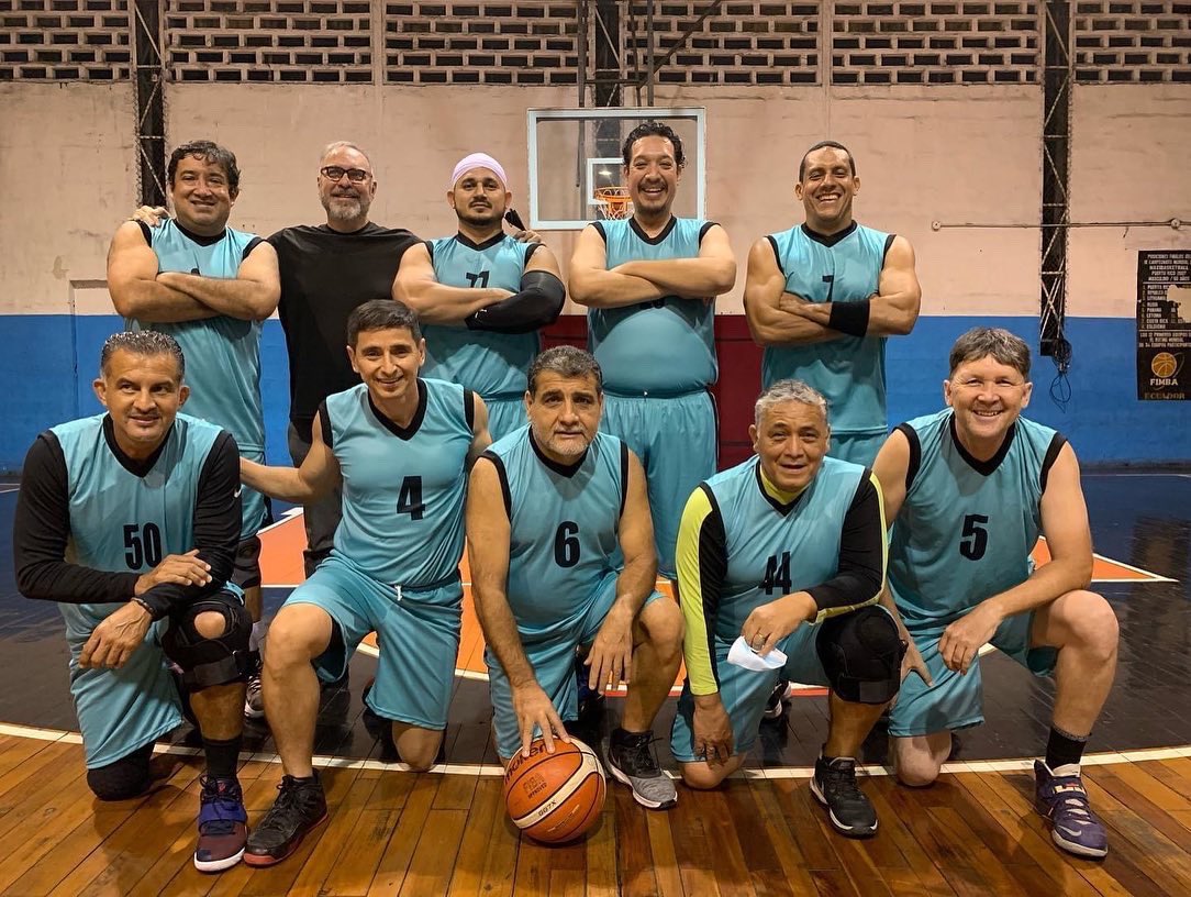 ColectivasB's tweet photo. El miércoles se jugó la 4ta. fecha SEMIFINALES del torneo AMISTAD 2021 #37, en el 1er. encuentro el equipo AZUL en un partido reñido ganó al equipo VERDE por 50-47. Con este resultado el equipo AZUL es el 1er. clasificado para jugar la final el sábado 18. https://t.co/roVD09IHtH