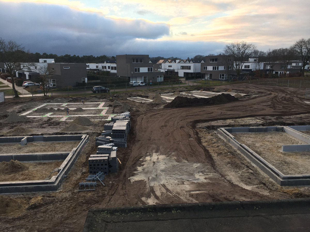 RickSimons18's tweet photo. 35 woningen cluster IV fase 3, we komen uit de grond en gaan starten met het lijmwerk van de eerste blok van 6 woningen.@BouwmijJanssen https://t.co/SShjDicCSb
