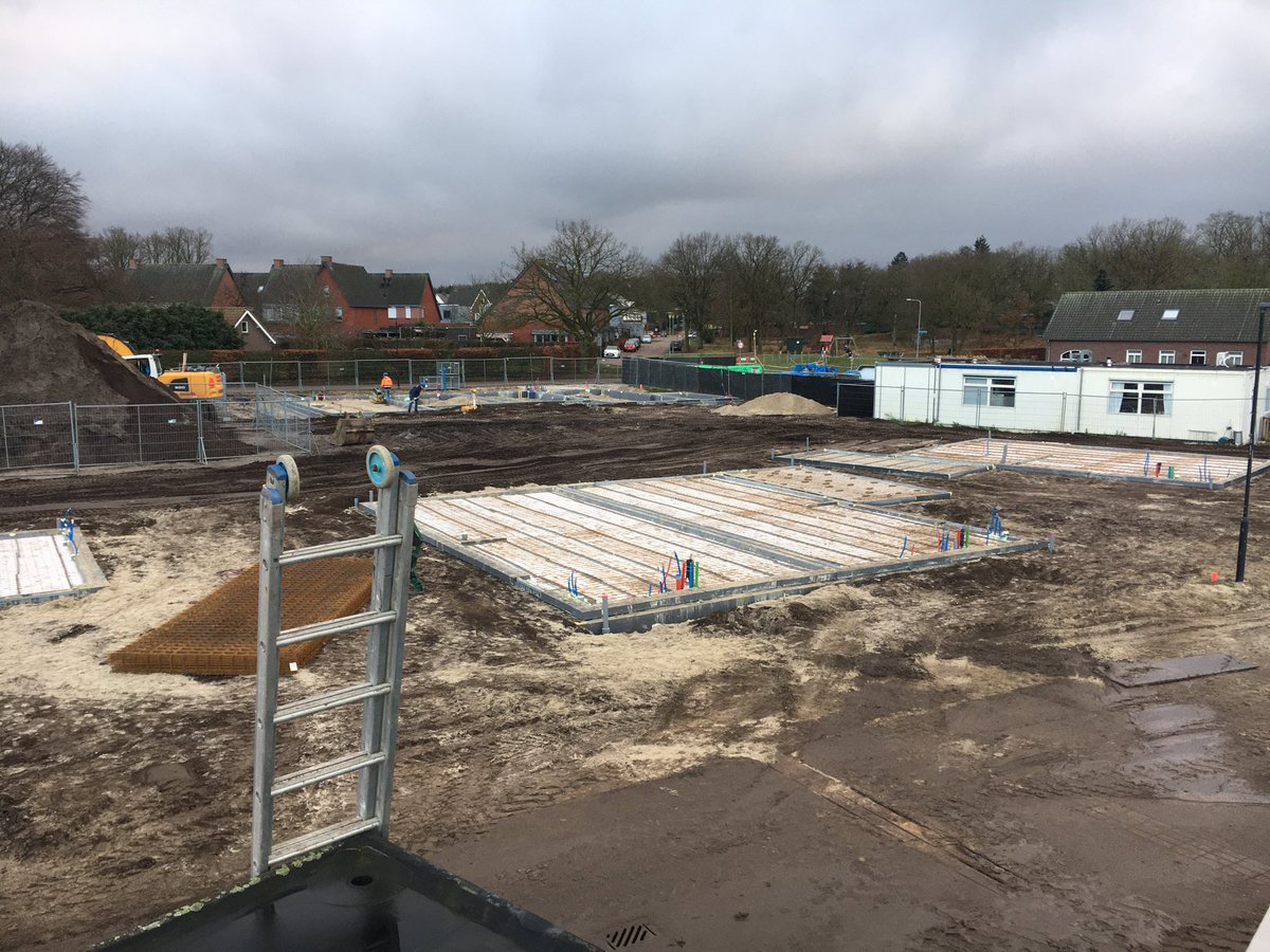 RickSimons18's tweet photo. 35 woningen cluster IV fase 3, we komen uit de grond en gaan starten met het lijmwerk van de eerste blok van 6 woningen.@BouwmijJanssen https://t.co/SShjDicCSb