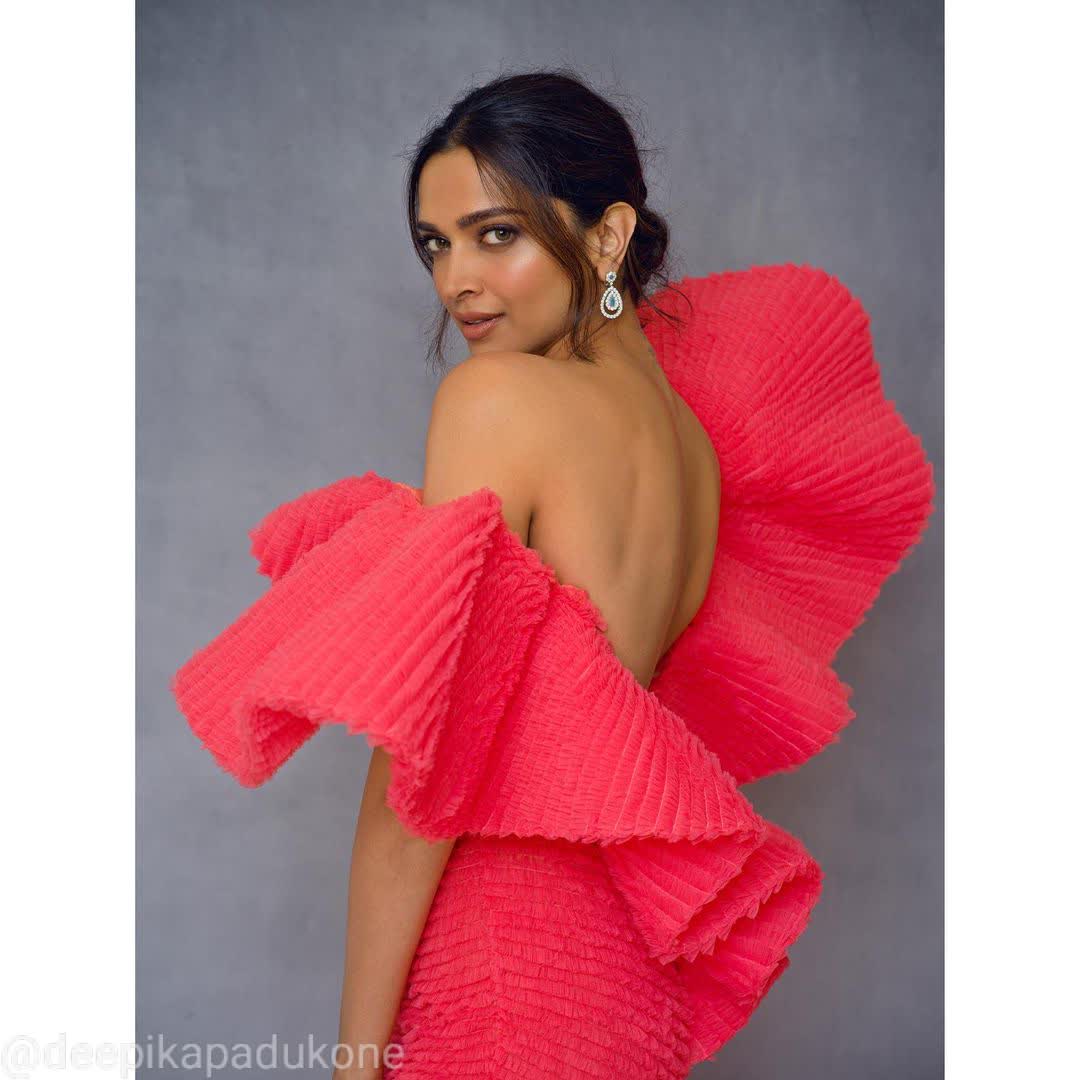 yourchoice07's tweet photo. Queen of Bollywood #DeepikaPadukone shares her photos. 
@deepikapadukone https://t.co/20QyvcIcpK