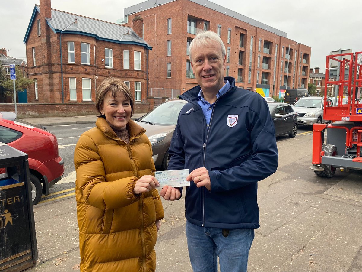🔥💡The Ormeau Fuel Bank💡🔥

Philip maguire part of our senior hurling management team presents another cheque to St Bernadettes St Vincent de Paul.

If you wish to donate to “The Ormeau Fuel Bank” campaign click link - 

bit.ly/3nzG1b0