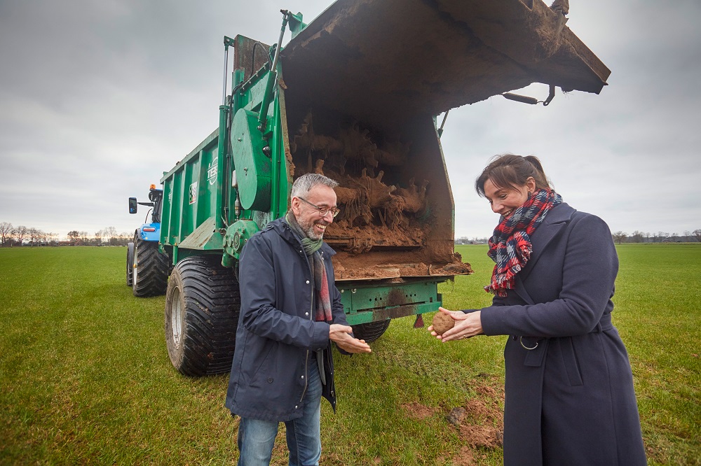 provgelderland's tweet photo. Vandaag tekenen wij met  @rijkswaterstaat  de overeenkomst voor het #LIFECO2SAND project. Klei kan hergebruikt worden in de #landbouw voor vruchtbare grond, tegen droogte en voor beter CO2 opslag. ➡️ https://t.co/JmLtPHzxf9 @waterrijnijssel @gem_bronckhorst  #geldersklimaatplan https://t.co/Tm6Xb4Dl6D