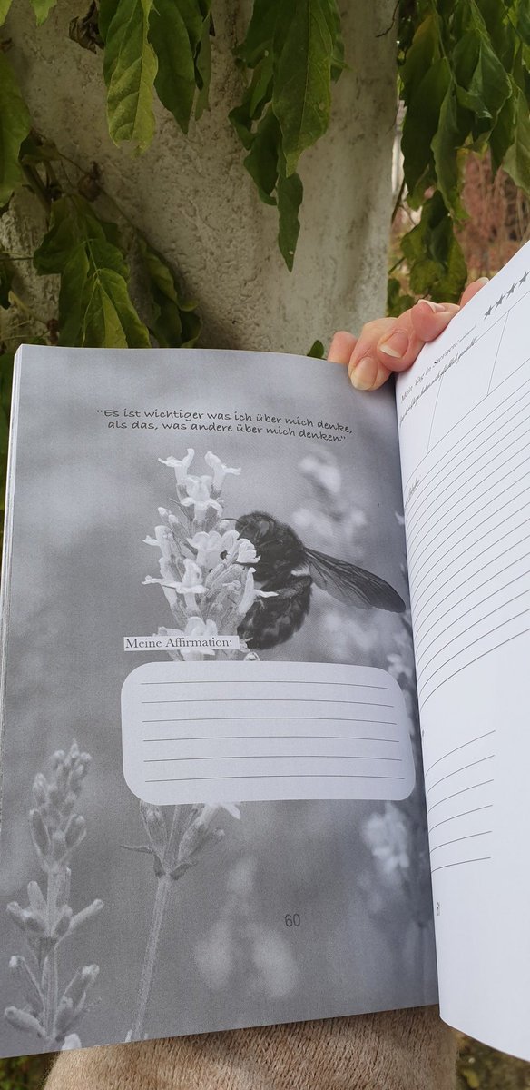 SabrinaFederle1's tweet photo. Wie ist es mit Dir? Ist die wichtig was andere über dich denken? Versuche es einmal anders herum💜 Positive #Glaubenssätze können dir helfen, wenn du dich darauf einlässt. Mein  #affirmation #tagebuch mit liebe zum Detail gestaltet. Für schöne Gedanken. 💜 https://t.co/1aAIvXTIxn https://t.co/Wfi9qsyRHi