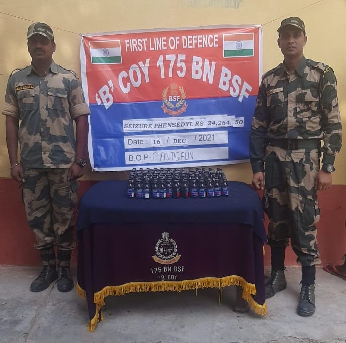 BSFNBFTR's tweet photo. #प्रथमरक्षापंक्ति @BSF_India
Continuing the relentless efforts to curb #TransBorderSmuggling on Indo-BD border,
#Seema_Praharis of 148Bn #BSF @BSFNBFTR on 16Dec’21, in a Spl OPs apprehended 03 Bangladeshi miscreants while crossing border illegally.
@PIBKolkata @ANI @Telegraph https://t.co/RCIGjKENps