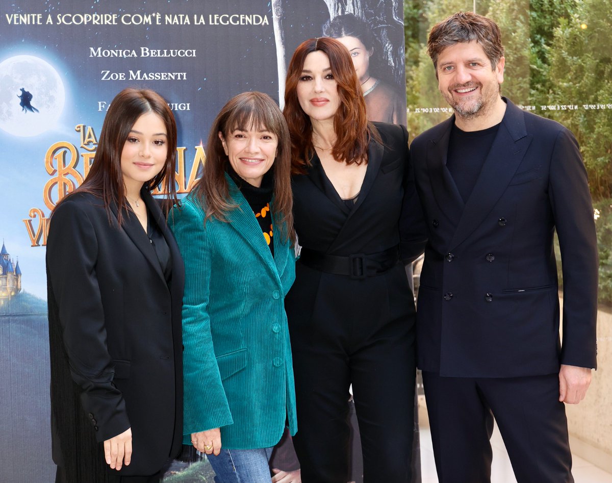 01Distribution's tweet photo. Incanto e magia alla conferenza stampa di #LaBefanaVienDiNotte2 con #MonicaBellucci, #ZoeMassenti, #FabioDeLuigi, la regista #PaolaRandi, gli sceneggiatori #NicolaGuaglianone e #Menotti. ✨ Dal 30 dicembre al cinema! https://t.co/oY0GMpMksh