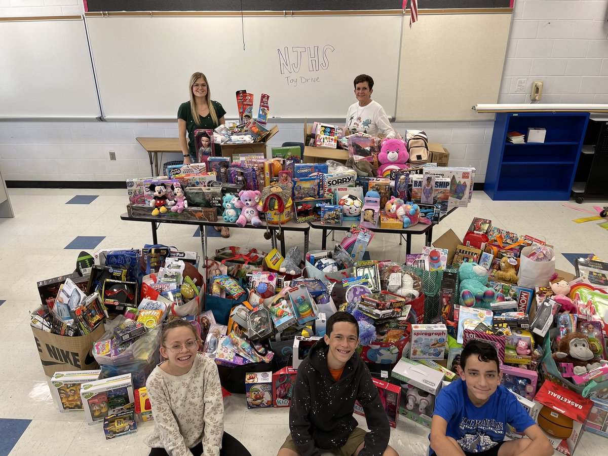 MiddleMulrennan's tweet photo. Happy Holidays from Mulrennan Middle School! Our NJHS Chapter collected thousands of toys to benefit @AllChildrens Hospital. Thanks to everyone who helped spread joy this holiday season!  @HillsboroughSch @AddisonGDavis https://t.co/IB2LDijvLm