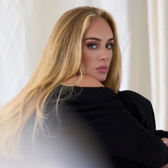 Ariana Grande ha superado a Adele y es ahora la artista femenina con más oyentes mensuales en Spotify.